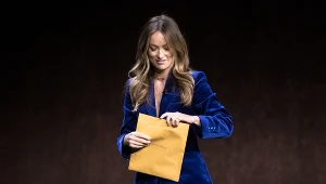 Olivia Wilde podczas otwierania tajemniczej koperty