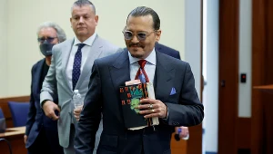 Johnny Depp ze szkicownikiem na sali sądowej
