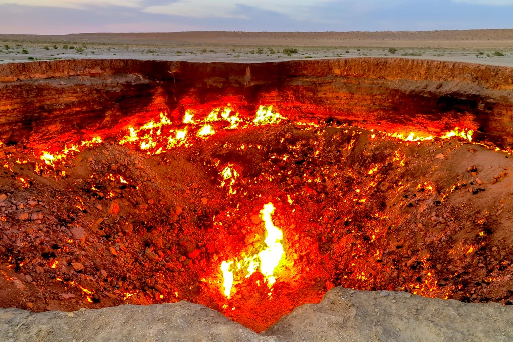 Gazowy krater nazywany Wrotami Piekieł na pustyni Kara-kum w Turkmenistanie powstał najprawdopodobniej na skutek nieudanych odwiertów