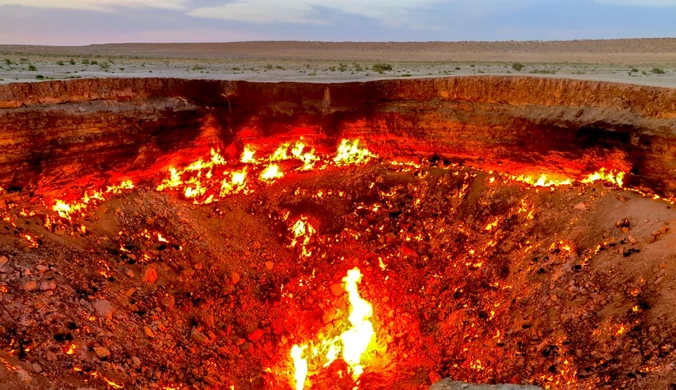 Gazowy krater nazywany Wrotami Piekieł na pustyni Kara-kum w Turkmenistanie powstał najprawdopodobniej na skutek nieudanych odwiertów