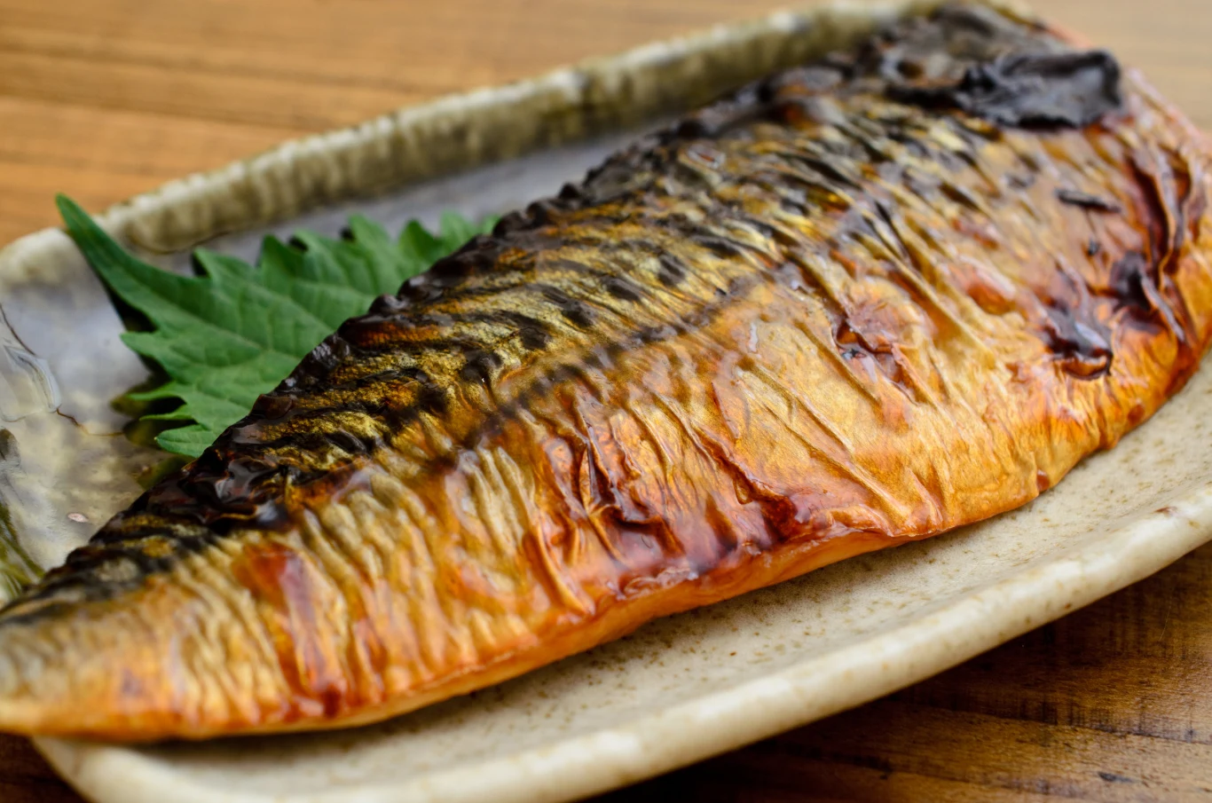 Makrela zawiera takie składniki jak witamina B12 czy kwasy omega-3 Makrela zawiera takie składniki jak witamina B12 czy kwasy omega-3