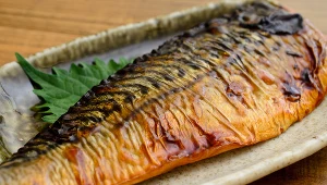 Makrela zawiera takie składniki jak witamina B12 czy kwasy omega-3