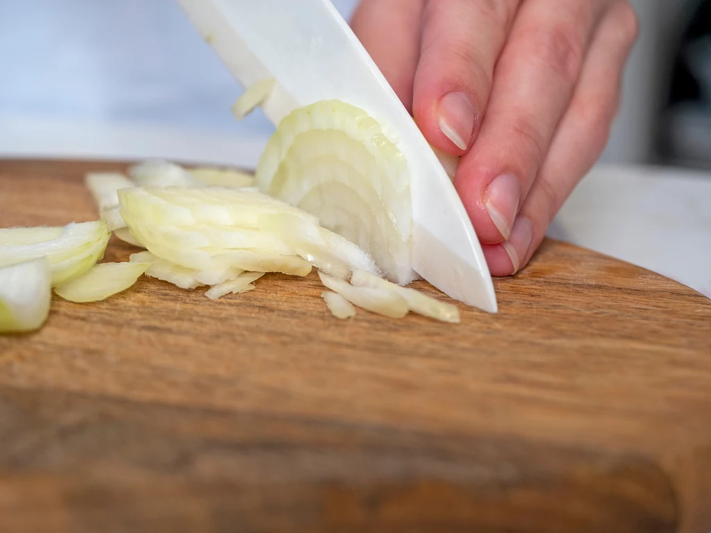 Istnieje kilka domowych sposobów na pozbycie się zapachu cebuli