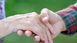 Wielu Polaków musi pogodzić role opiekuńcze z pracą zawodową. Zdj. ilustracyjne