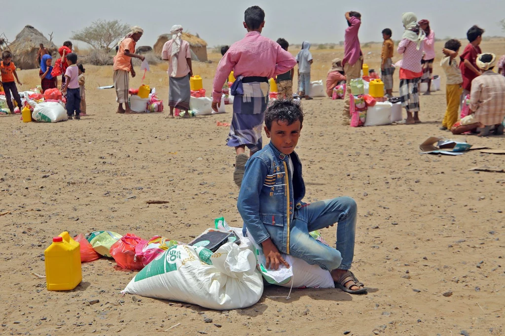 Jemeńczycy przesiedleni w wyniku konfliktu otrzymują pomoc żywnościową i artykuły pierwszej potrzeby. Ceny żywności wzrosły dwukrotnie od zeszłego roku, a fakt, że Ukraina dostarcza prawie jedną trzecią pszenicy do Jemenu, zwiększył obawy przed pogłębiającą się klęską głodu.