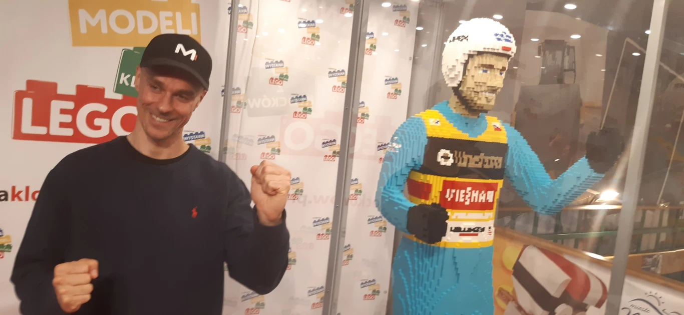 Piotr Żyła i jego podobizna z klocków Lego na wystawie w Wiśle Piotr Żyła i jego podobizna z klocków Lego na wystawie w Wiśle