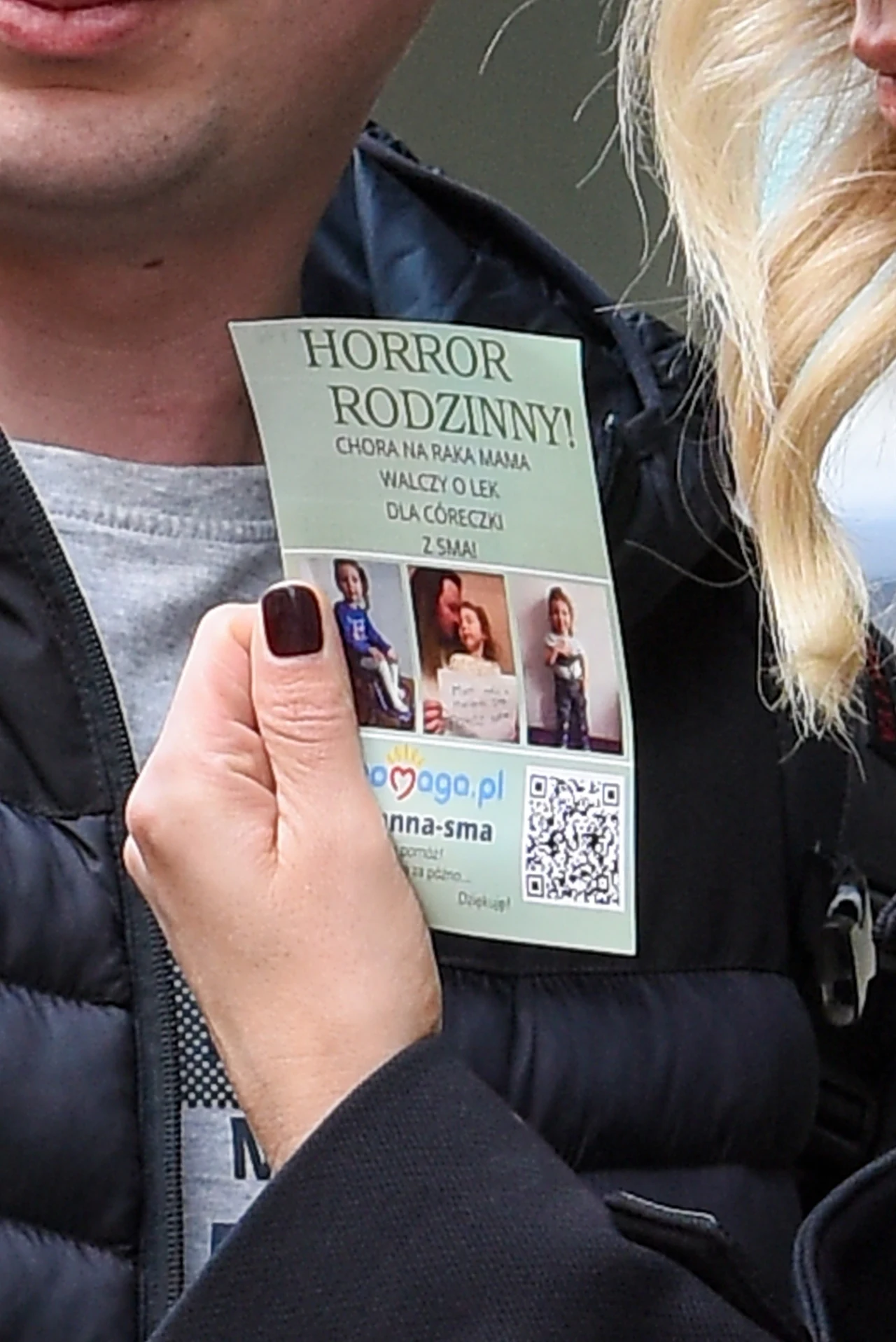 Agnieszka Woźniak-Starak bez chwili wahania zapozowała do zdjęcia z Ukraińcem. W ręce trzymała ulotkę, informującą o akcji charytatywnej