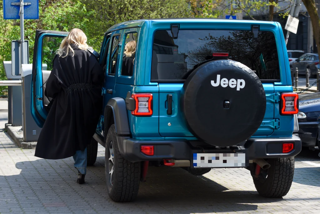 Agnieszka Woźniak-Starak wsiadła do swojego przestronnego samochodu
