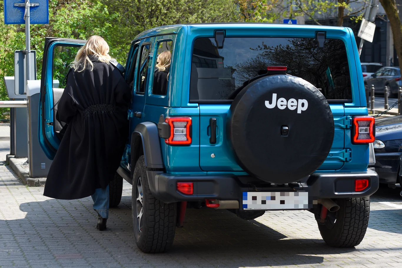 Agnieszka Woźniak-Starak wsiadła do swojego przestronnego samochodu Agnieszka Woźniak-Starak wsiadła do swojego przestronnego samochodu