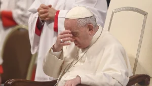 Papież Franciszek cierpi na "chorobę zakonnic". Tak określa się zapalenie kaletki przedrzepkowej