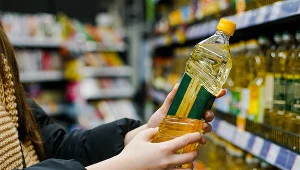 Olej z pestek winogron nie nadaje się do smażenia i warto o tym pamiętać. Produkt ten za to znakomicie sprawdzi się w pielęgnacji skóry i włosów