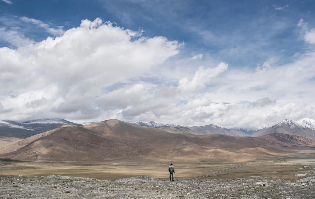 Takie widoki można spotkać, jadąc Autostradą Przyjaźni w Tybecie. Ze względu na duże wysokości jest to jednak wymagająca trasa