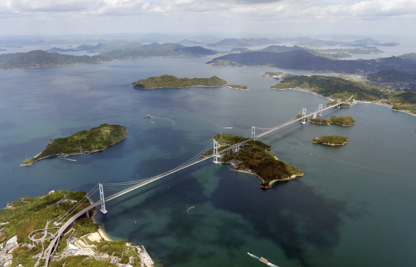 Trasa Shimanami Kaido w Japonii pozwala poznać okoliczną przyrodę w wyjątkowy sposób. Odcinek łączy dwie duże japońskie wyspy i przecina sześć mniejszych Trasa Shimanami Kaido w Japonii pozwala poznać okoliczną przyrodę w wyjątkowy sposób. Odcinek łączy dwie duże japońskie wyspy i przecina sześć mniejszych