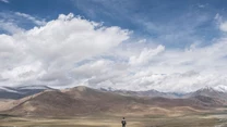 Takie widoki można spotkać, jadąc Autostradą Przyjaźni w Tybecie. Ze względu na duże wysokości jest to jednak wymagająca trasa  