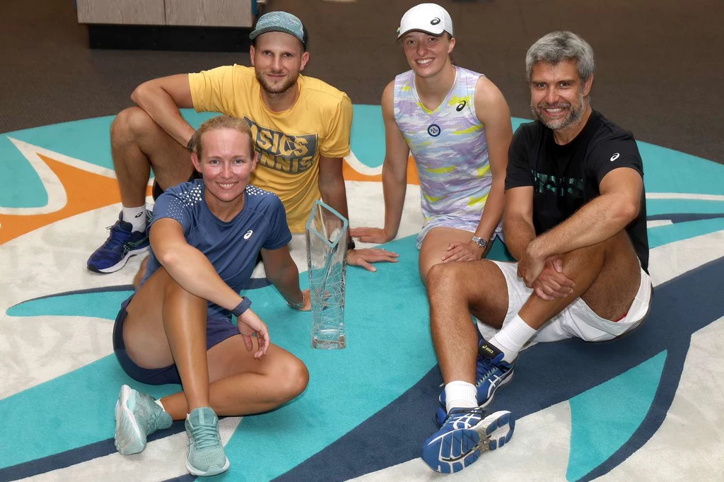 Daria Abramowicz (na pierwszym planie), za nią Maciej Ryszczuk, trener przygotowania fizycznego, a z prawej strony Iga Świątek i trener Tomasz Wiktorowski