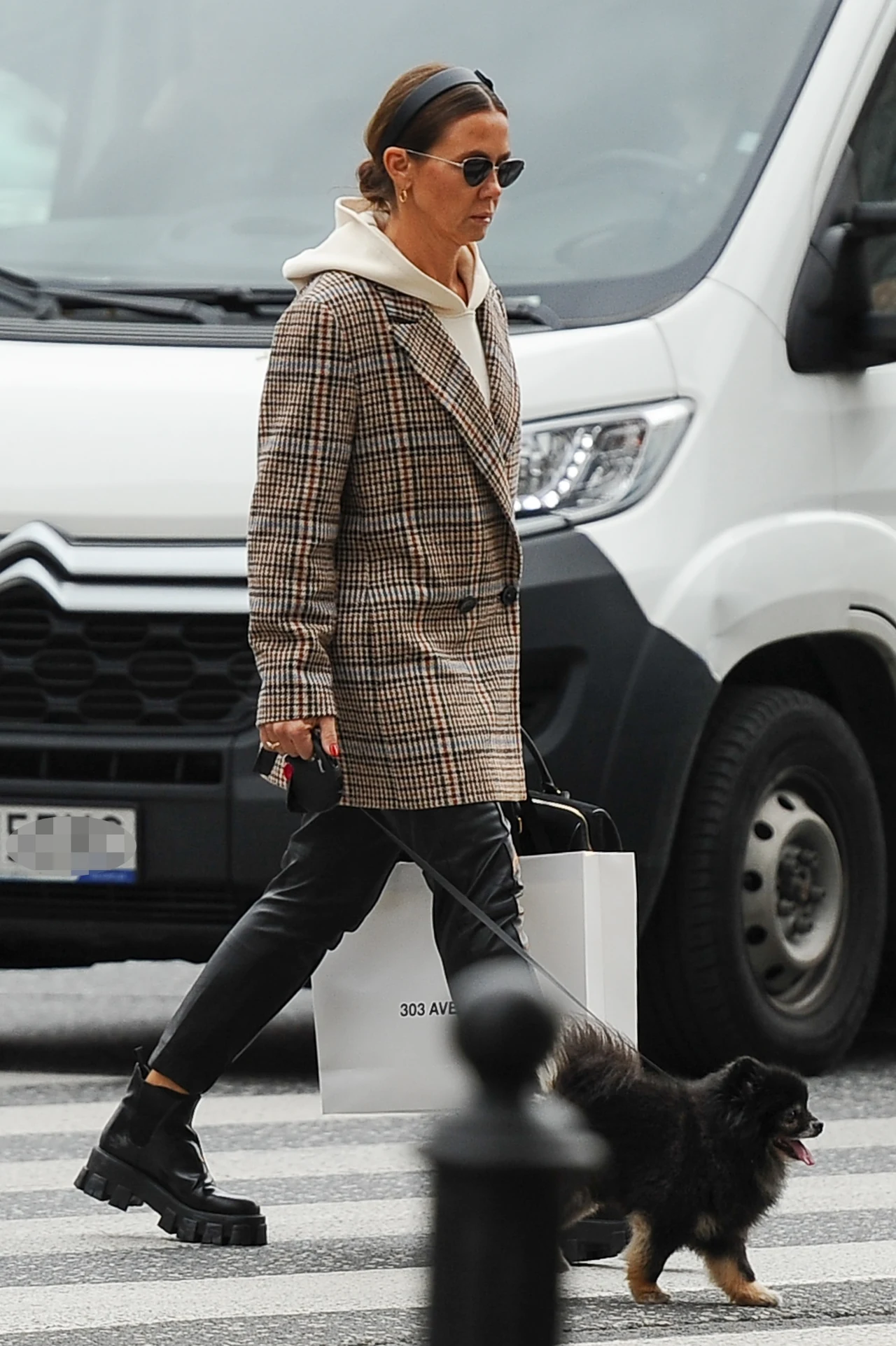 Nawet pies Kingi Rusin nie zmienił nazwiska. Na zdjęciu z Czarkiem Lisem Nawet pies Kingi Rusin nie zmienił nazwiska. Na zdjęciu z Czarkiem Lisem