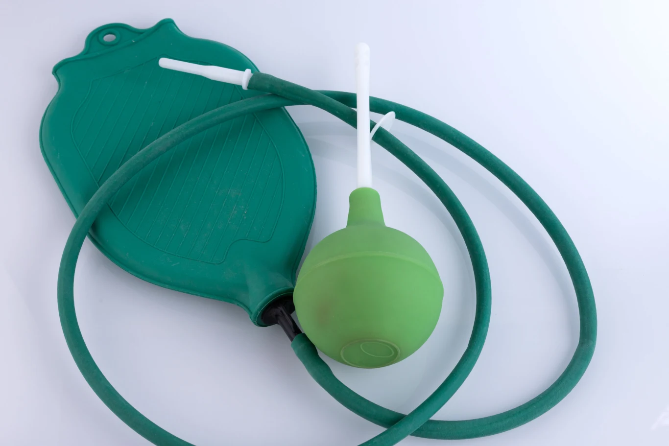 Podczas zabiegu do odbytu wprowadzony zostaje specjalny irygator z ciepłą wodą