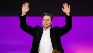 Elon Musk za 44 miliardy dolarów kupuje Twittera i nazywa samego siebie "absolutystą wolności słowa". 