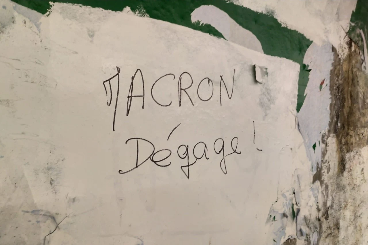 Jedno z haseł na murach w Paryżu Jedno z haseł na murach w Paryżu