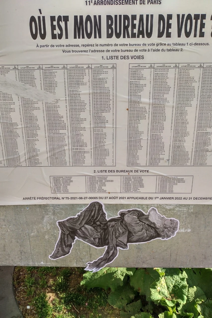 Rysunek "śpiącego" pod listami wyborczymi Rysunek "śpiącego" pod listami wyborczymi
