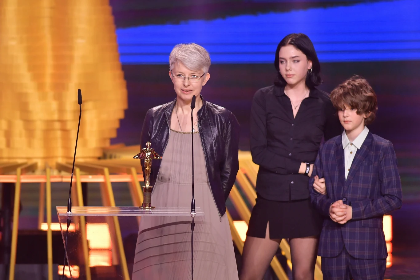 Rodzina Jacka "Budynia" Szymkiewicza odbiera w jego imieniu Złotego Fryderyka