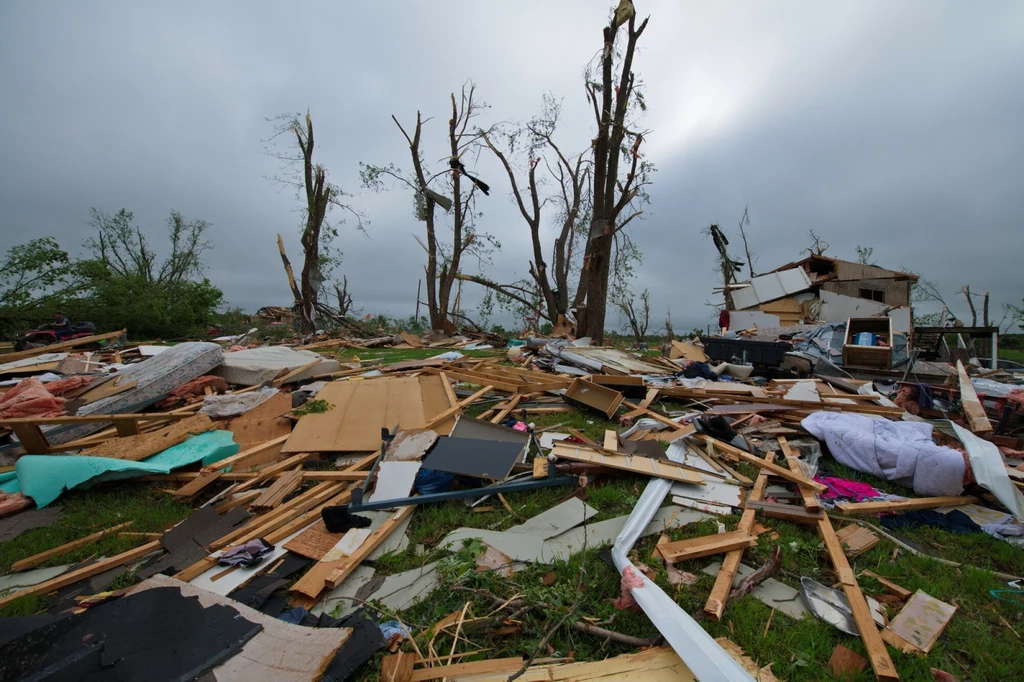 Tornado zostawia po sobie zniszczone budynki i uszkodzoną infrastruturę