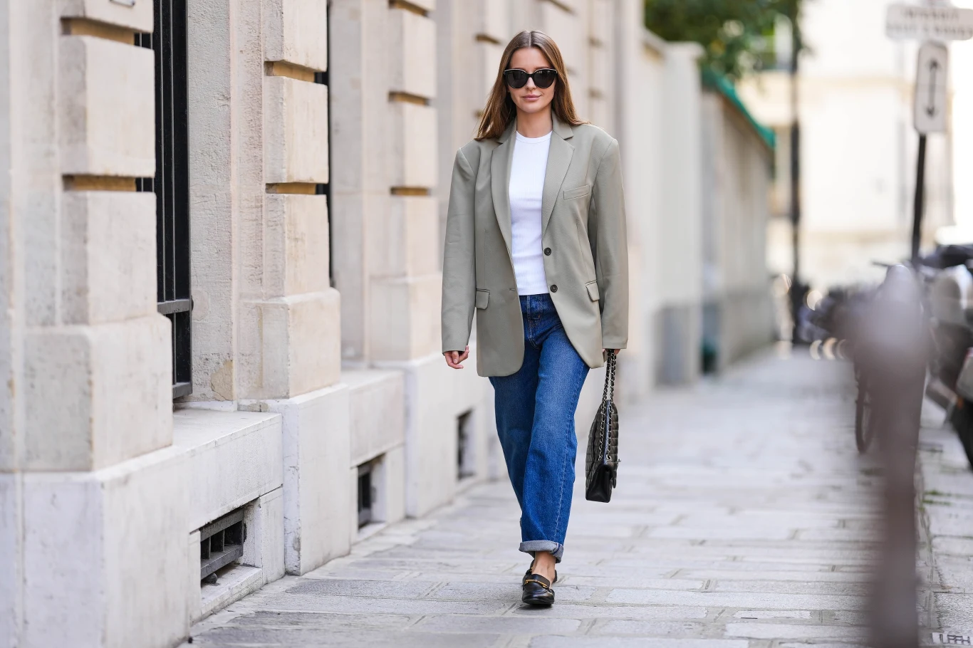 Marynarkę i dżinsy można zestawiać na wiele różnych sposobów