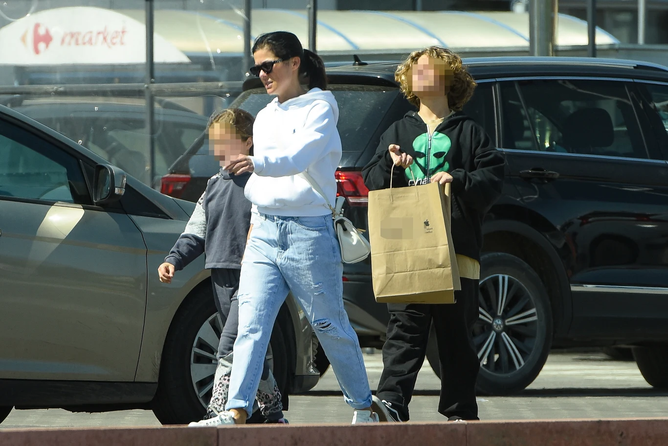 Kasia Cichopek z dziećmi w drodze na majówkę Kasia Cichopek z dziećmi w drodze na majówkę