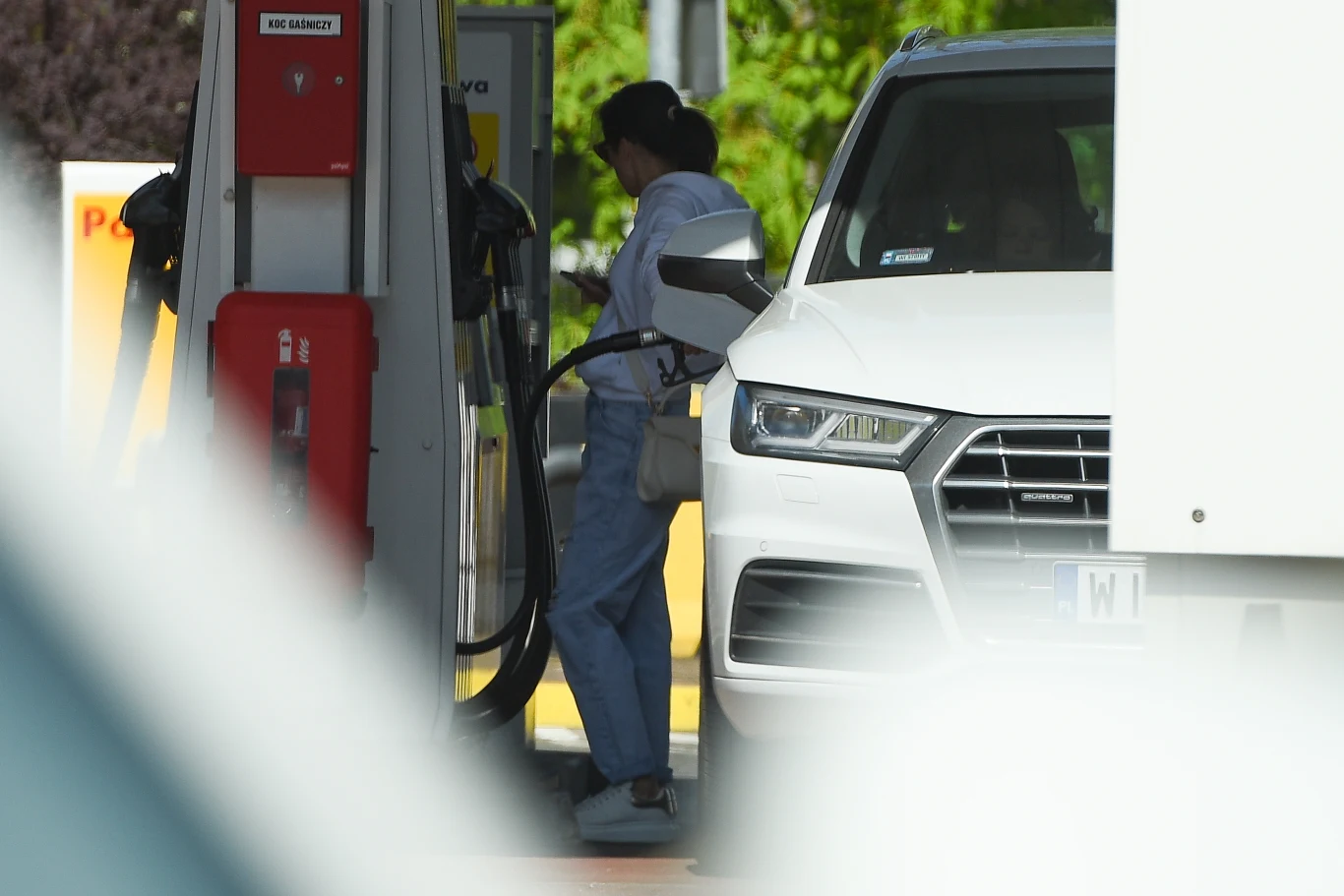 Kasia Cichopek z dziećmi w drodze na majówkę Kasia Cichopek z dziećmi w drodze na majówkę