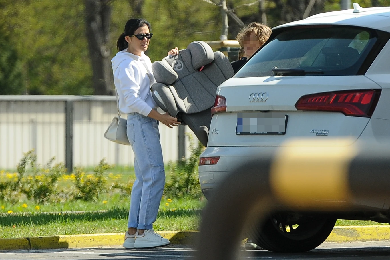 Kasia Cichopek z dziećmi w drodze na majówkę Kasia Cichopek z dziećmi w drodze na majówkę