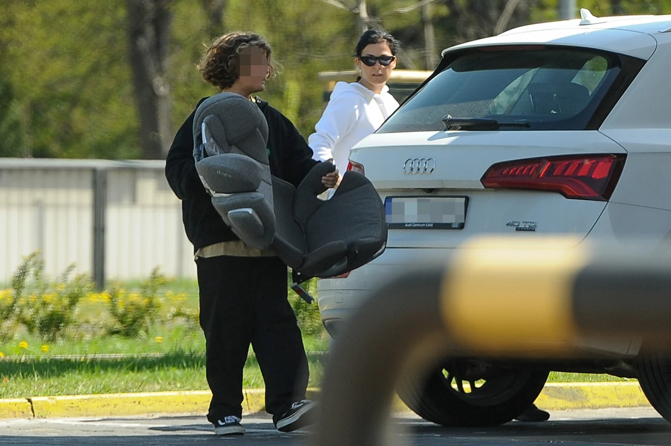 Kasia Cichopek z dziećmi w drodze na majówkę Kasia Cichopek z dziećmi w drodze na majówkę