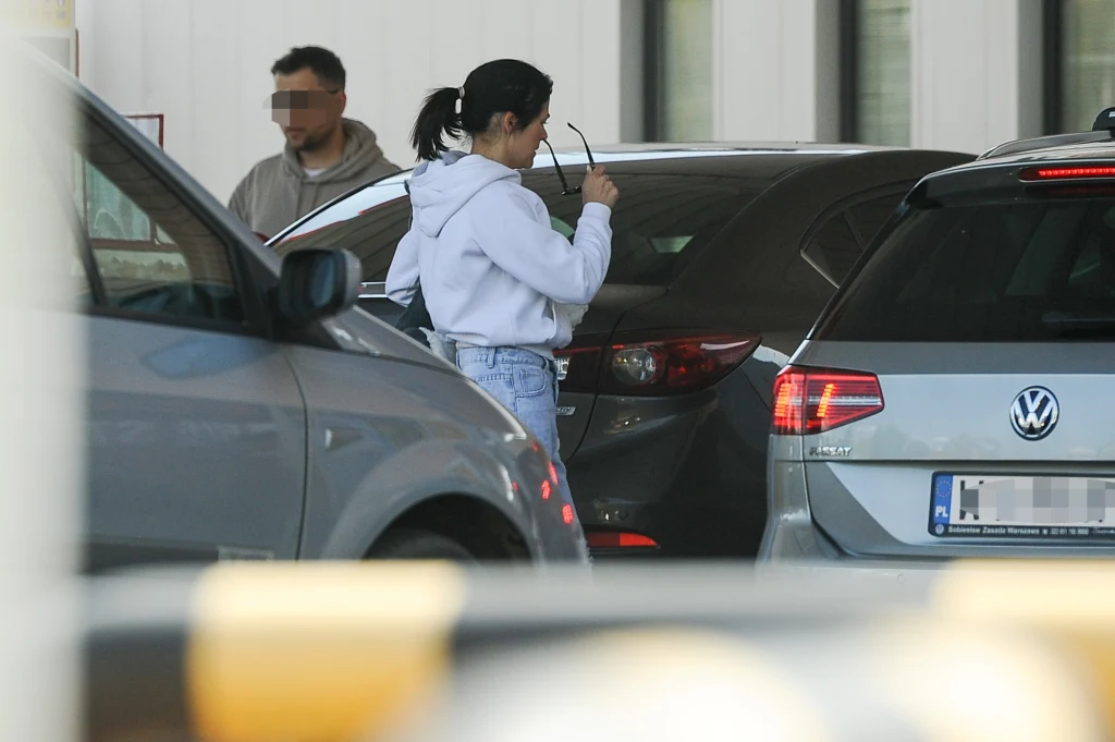 Kasia Cichopek z dziećmi w drodze na majówkę Kasia Cichopek z dziećmi w drodze na majówkę