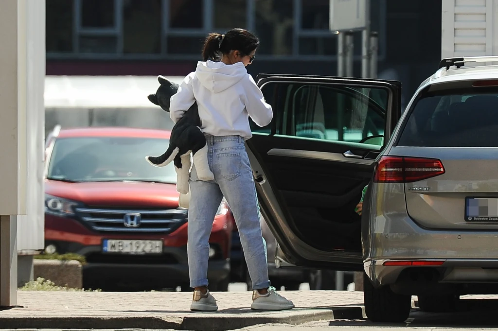 Kasia Cichopek z dziećmi w drodze na majówkę Kasia Cichopek z dziećmi w drodze na majówkę