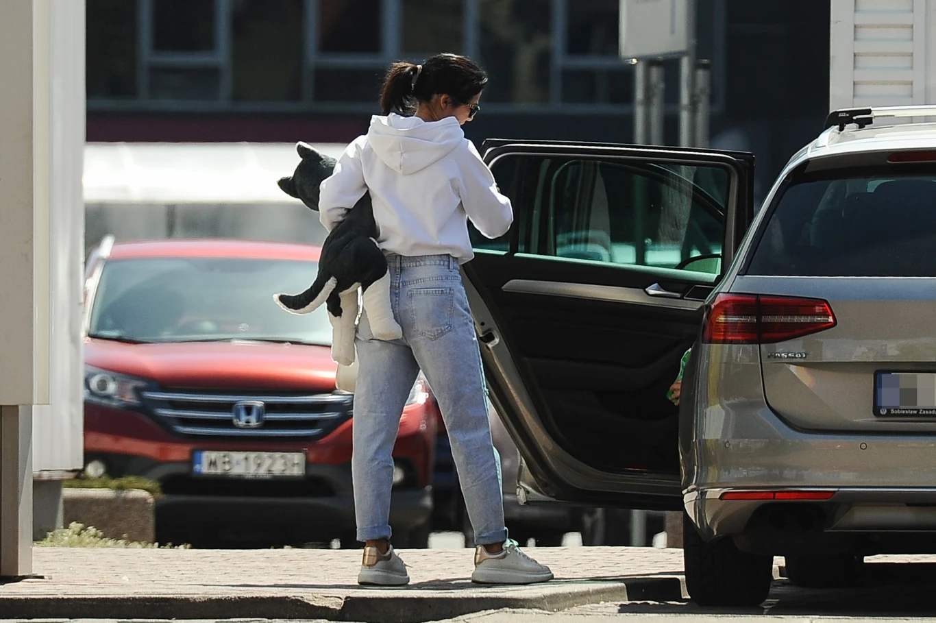 Kasia Cichopek z dziećmi w drodze na majówkę Kasia Cichopek z dziećmi w drodze na majówkę