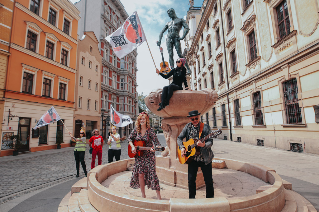 Jeszcze przed 1 maja do gitarowej orkiestry Leszka Cichońskiego (z prawej) dołączył Szermierz, jeden z symboli Wrocławia