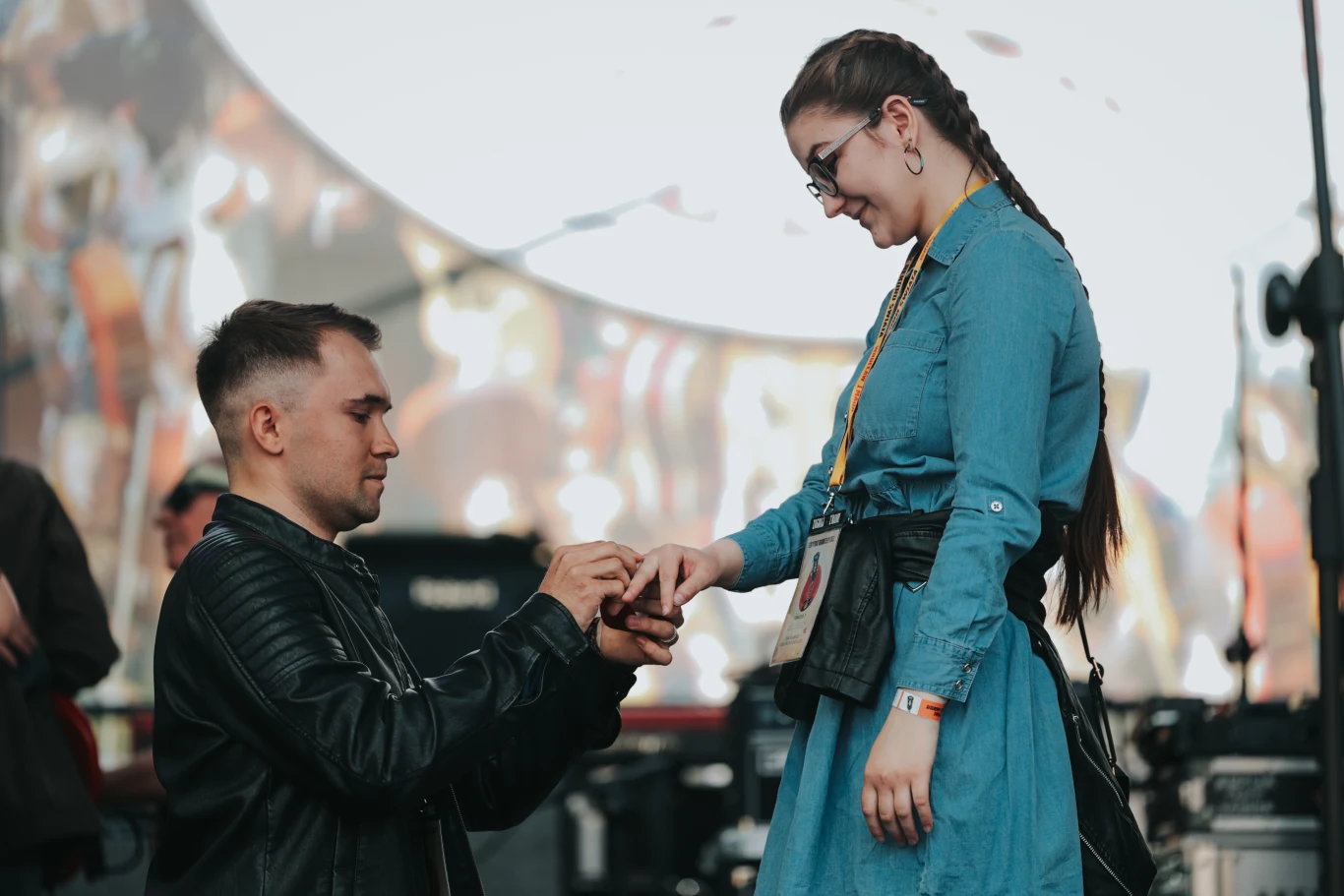 Zaręczyny Łukasza i Sary na scenie Gitarowego Rekordu Świata