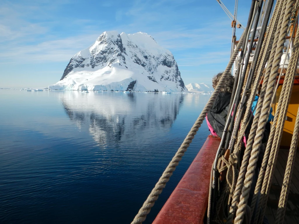 Rozpadający się szelf lodowy Wschodniej Antarktydy ujawnił coś, co najprawdopodobniej jest nieznaną wcześniej wyspą (zdjęcie poglądowe).