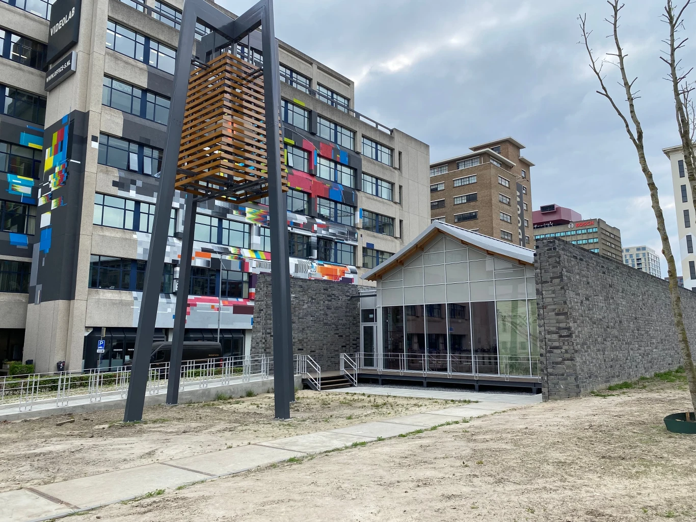 Dawne zabudowania fabryczne dziś pełnią funkcje społeczne - działają tu galerie, kawiarnie czy obiekty sportowe Dawne zabudowania fabryczne dziś pełnią funkcje społeczne - działają tu galerie, kawiarnie czy obiekty sportowe
