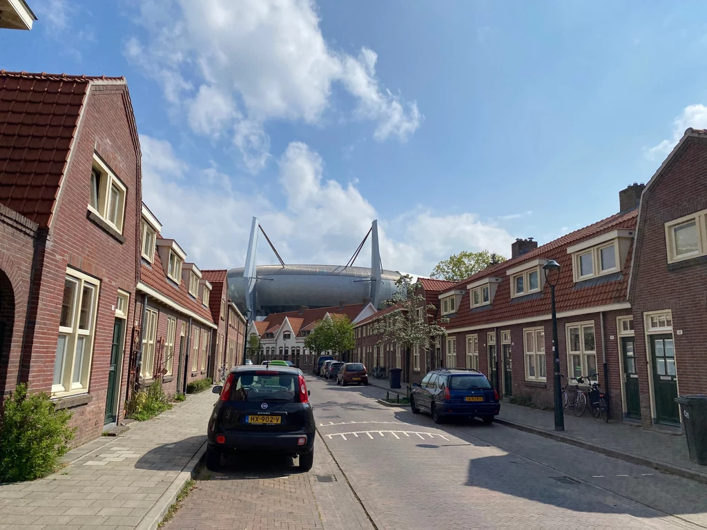 Stadion piłkarski lokalnej drużyny PSV góruje nad wieloma zakątkami Eindhoven