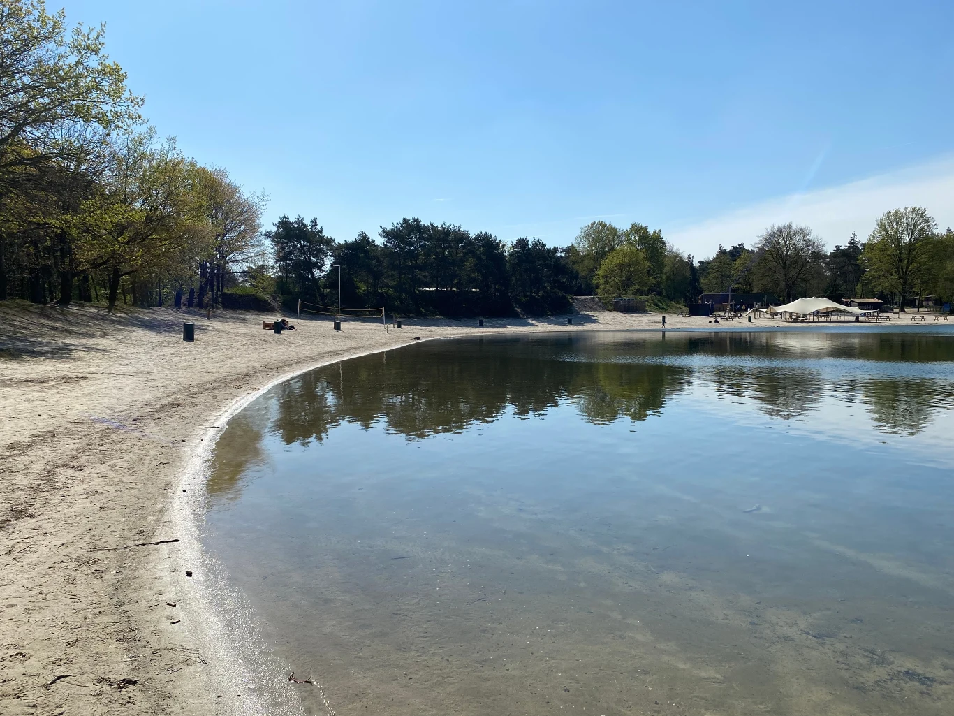 W pełni sezonu goście chętnie korzystają z piaszczystej plaży W pełni sezonu goście chętnie korzystają z piaszczystej plaży