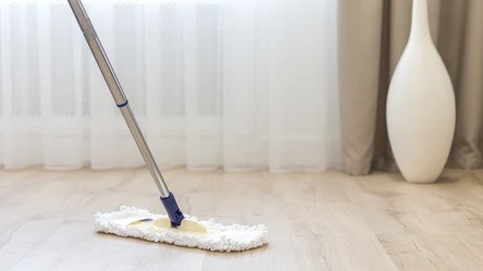 Jaka woda jest najlepsza do mycia podłogi? 