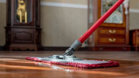 Z naszymi domowymi sposobami w mig wyczyścisz podłogi. Będą lśniące jak nigdy. 