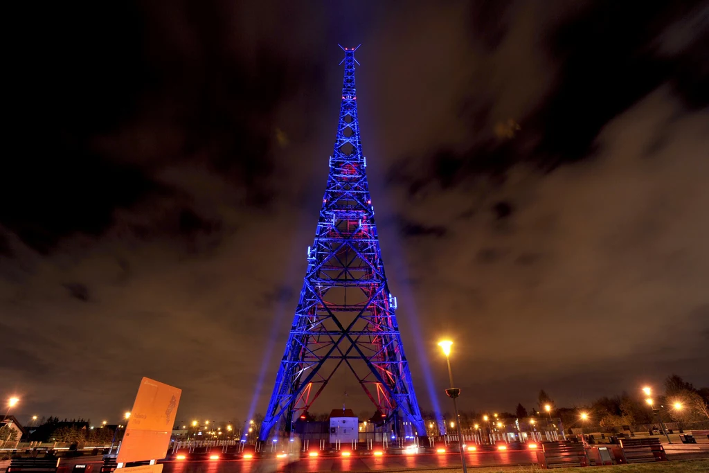 Wieża Radiostacji w Gliwicach wygląda szczególnie atrakcyjnie nocą