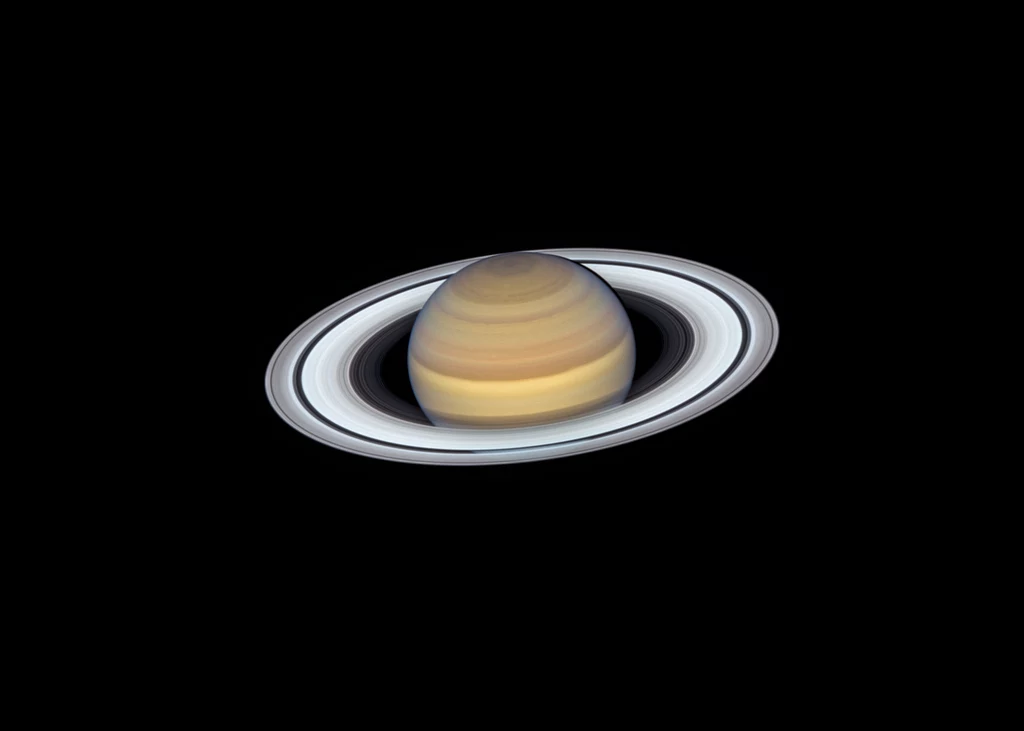 Planeta Saturn z majestatycznymi pierścieniami