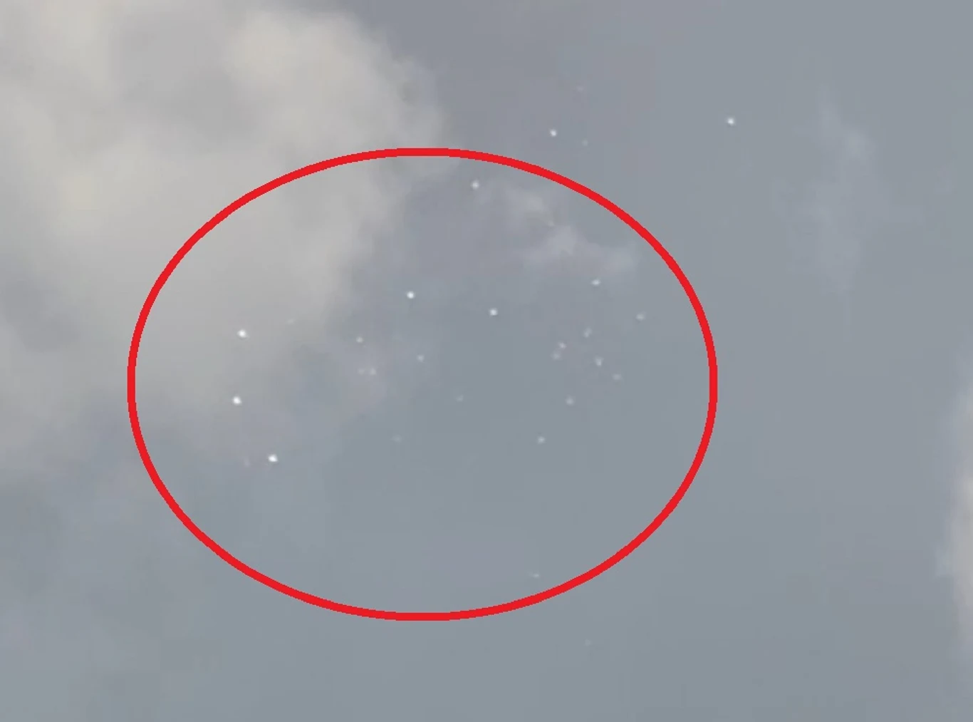 Balony? Ptaki? Czy może UFO? Film nagrany w Brukseli zdumiewa Balony? Ptaki? Czy może UFO? Film nagrany w Brukseli zdumiewa