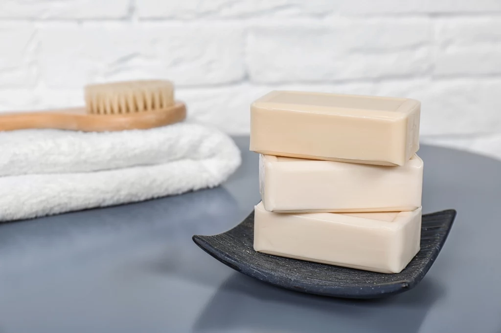Szare mydło ma szereg uniwersalnych zastosowań, ale najlepiej wykorzystać je dbając o skórę