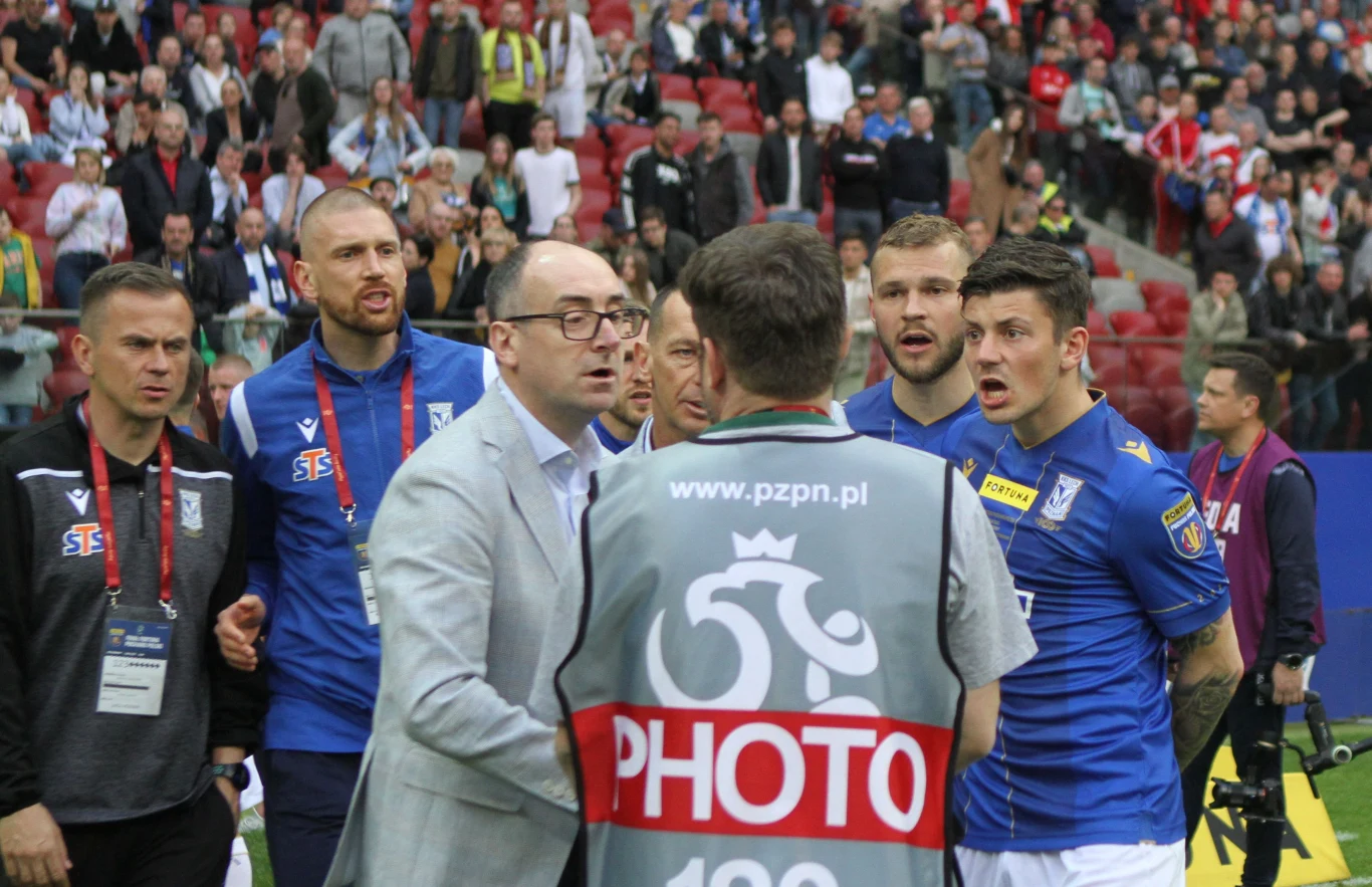 Piłkarze Lecha i prezes Karol Klimczak interweniowali po zdjęciach reanimowanego ojca jednego z piłkarzy