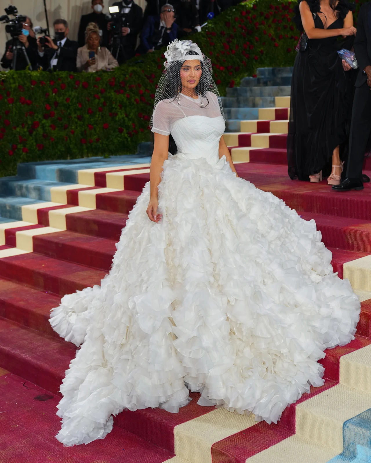 Kylie Jenner przebrała się za pannę młodą. Czyżby tym sposobem dawała znać narzeczonemu, że pragnie ślubu?