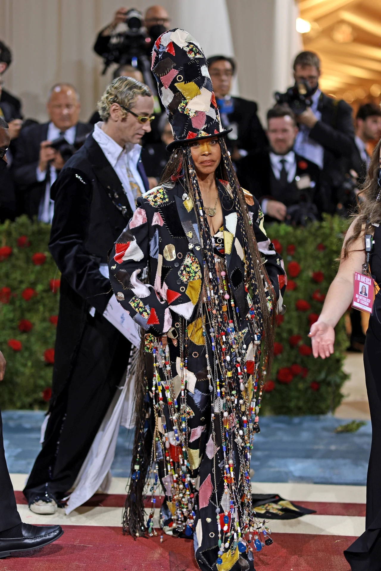 Erykah Badu nie chciała być przeoczona w tłumie, dlatego założył ogromny kapelusz, który dodawała jej centymetrów 