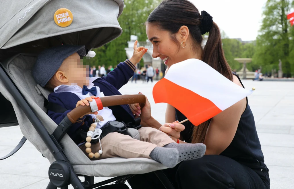 Ida Nowakowska z synkiem na spacerze